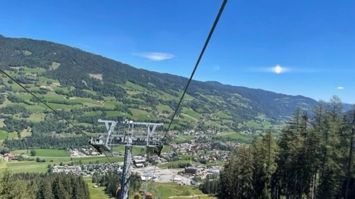 Mit der Gondel geht es aufwärts