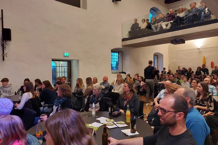 Die Sängerinnen moderierten sich gegenseitig an, während die ZuhörerInnen von SchülerInnen anderer Klassen mit Getränken und Broten versorgt wurden. Vor und nach dem Konzert konnten sich die Gäste an die Bar stellen.