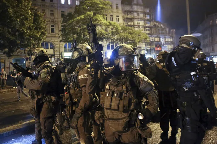 Gegen Mitternacht ging die Polizei mit einem massiven Aufgebot gegen die nach ihren Angaben etwa 1.500 Randalierer im Schanzenviertel vor.
