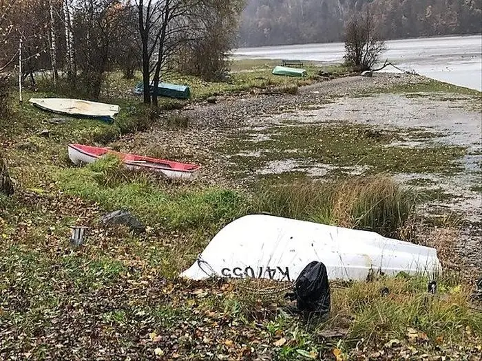 Viele Boote im Feistritzer Stausee sind auf Grund gelaufen