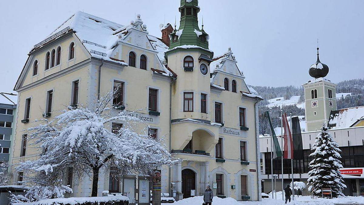 Heiße Grabenkämpfe rund um das schneebedeckte Liezener Rathaus