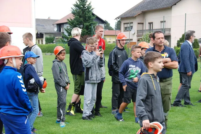 Im Rahmenprogramm war auch die Landung eines Rettungshubschraubers, den die Jugendlichen dann ganz genau in Augenschein nehmen durften.