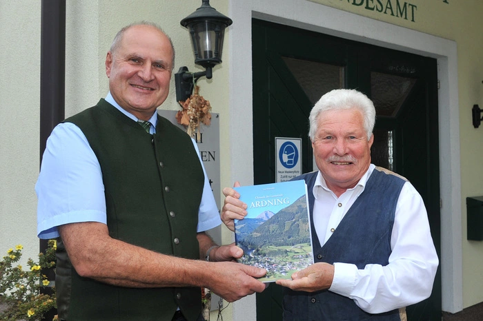 Der Autor der Chronik, Historiker Josef Hasitschka (re.), und der Ardninger Bürgermeister Reinhard Metschitzer mit dem ersten Exemplar