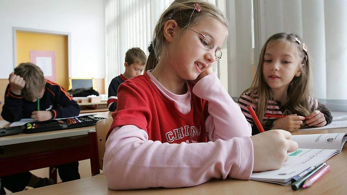 Weltweit gilt: Je älter Kinder werden, desto mehr hadern sie mit der Schule