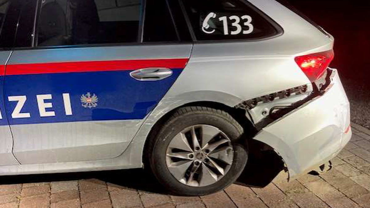 Eines der beschädigten Polizeiautos. In Velden kam es zur Festnahme 