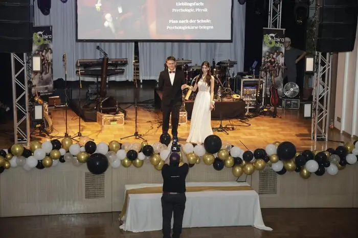 Die Klassenvorständin, Michaela Neumann, stellte die Gastgeber vor. Daraufhin folgte die beeindruckende Polonaise, die von Alena Graßegger-Sundl mit viel Kreativität einstudiert worden war. 
