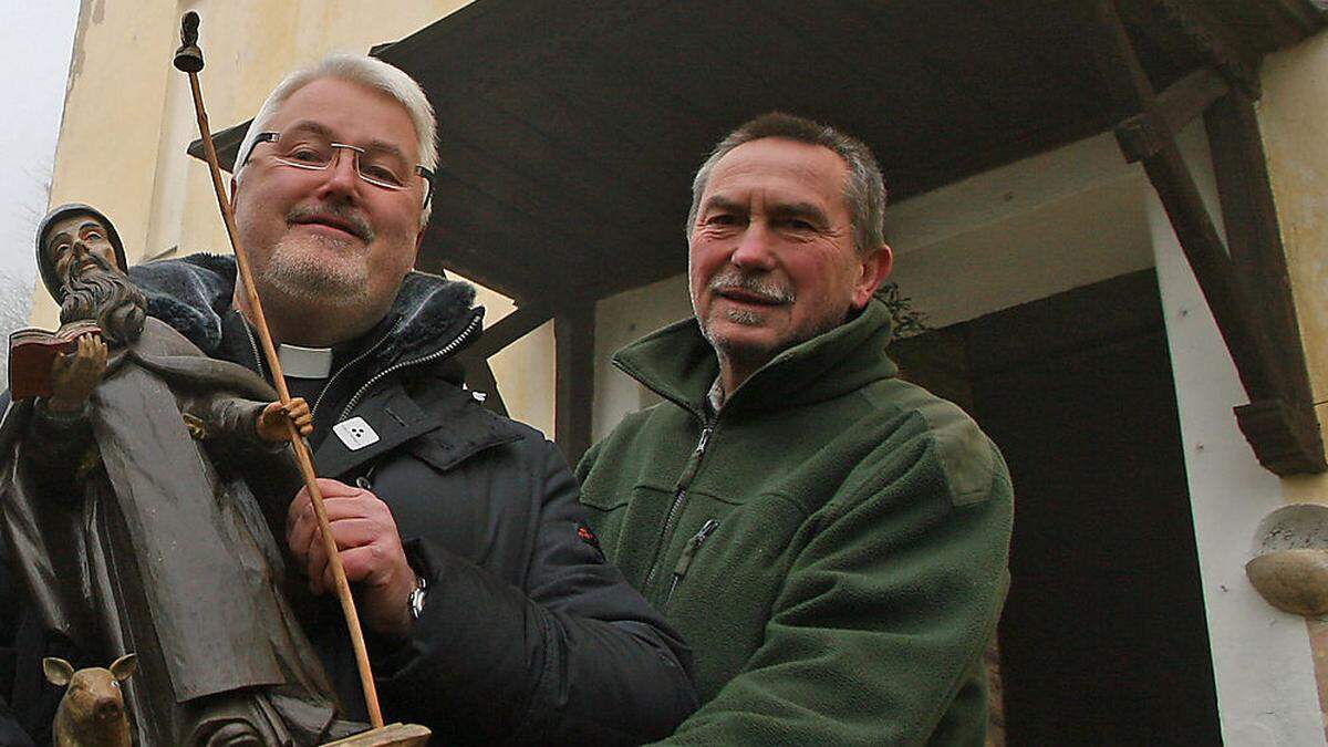 Pfarrer Josef Valesko und Mesner Josef Leitgeb mit dem heiligen Antonius 