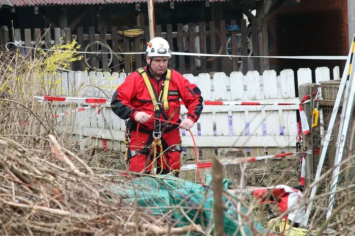 Beim Brunnenschacht wurden gebrochene Holzteile sowie geknickte Äste gesichert. Nach Abschluss der Ermittlungen wird eine Sachverhaltsdarstellung an die Staatsanwaltschaft übermittelt.