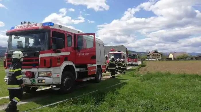 Mit einem Gas-Flämmer wollte ein Hausbesitzer die Randleiste unter seiner Tujen-Hecke von Unkraut befreien.