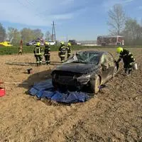 Nach mehreren Überschlägen kam das Unfallfahrzeug im Acker zum Liegen
