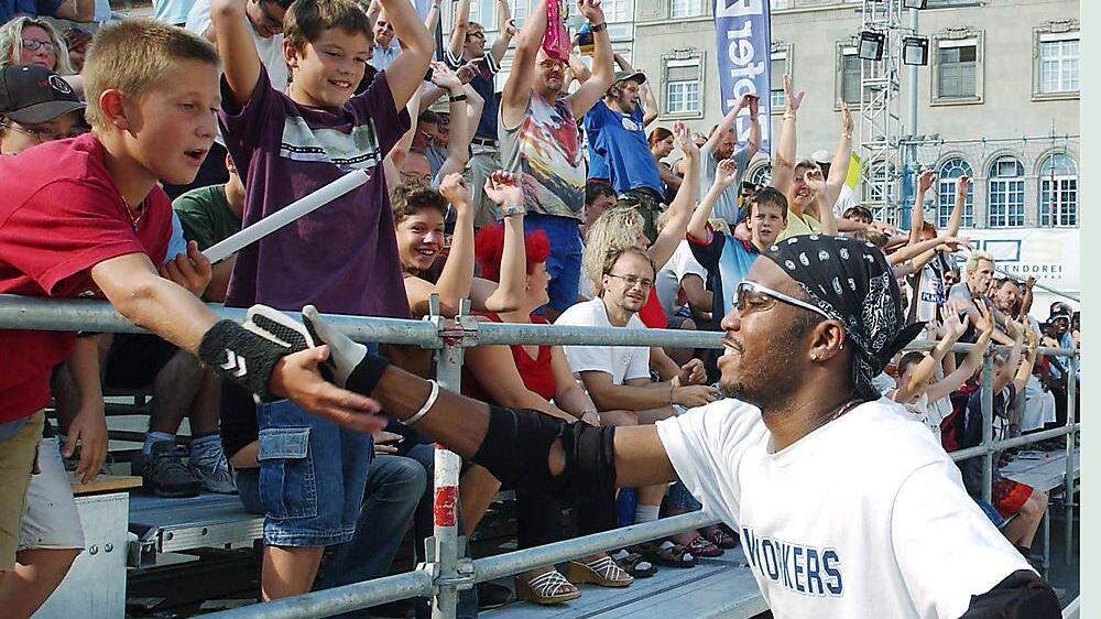 Superstimmung beim &quot;Homeless World Cup&quot; 2003 in Graz
