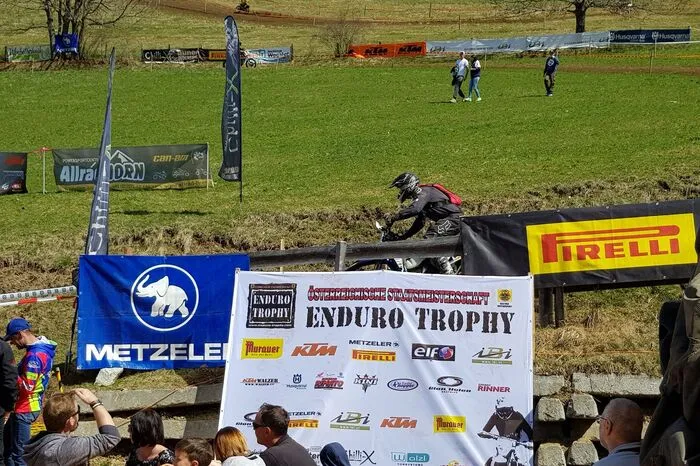 Rennleiter Peter Bachler konnte sich am Ende nicht nur über ein unfallfreies Rennwochenende freuen, sondern auch über hervorragende Leistungen der nationalen und internationalen Enduro-Elite.