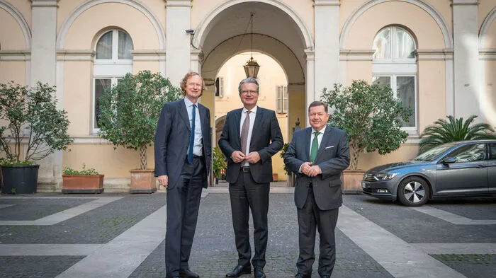 Der österreichische Botschafter in Rom, Jan Kickert, mit LH Christopher Drexler und Europalandesrat Werner Amon (beide ÖVP), v.l.