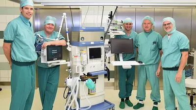 Assistenzarzt Alexander Tauch, Oberarzt Franz-Josef Leitner, die Diplomkrankenpfleger Peter Gasser und Georg Slavujevic, Abteilungsleiter Claus-Michael Stock