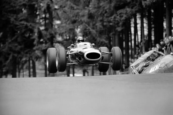 Jackie Stewart (GB) hebt 1966 mit seinem BRM P261 beim "Brünnchen" auf dem Nürburgring ab