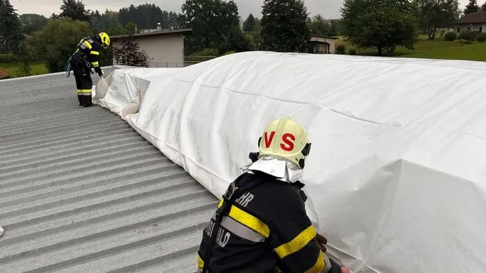 Die Feuerwehren Eibiswald und Hörmsdorf mussten am Dienstag zahlreiche durch den Hagel zerstörte Dächer notdürftig abdecken bzw. reparieren.