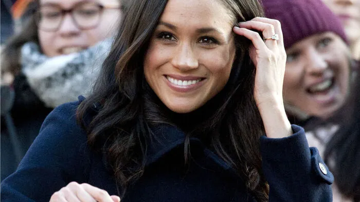 Prinz Harry und Meghan Markle haben sich am Freitag erstmals als verlobtes Paar der Öffentlichkeit präsentiert.