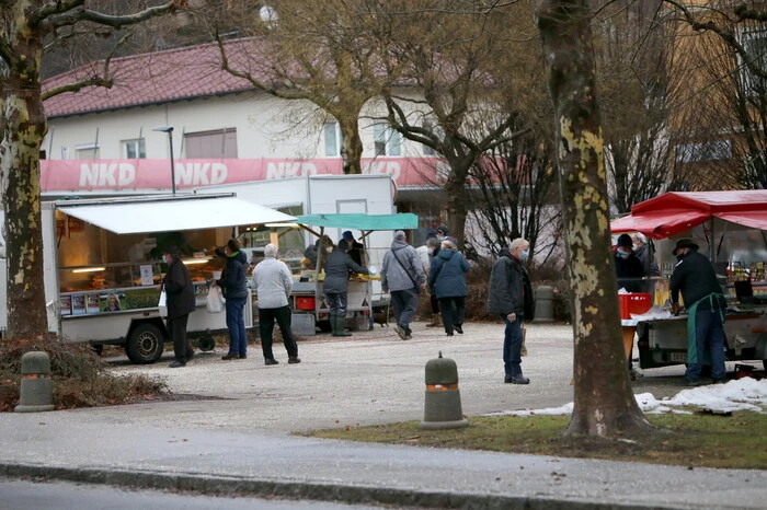 Vom ursprünglichen Standort „Hauptschulpark“ ist man vor Jahren zum „Billa-Vorplatz“ (Foto) gleich neben dem Kreisverkehr im Stadtzentrum übersiedelt. 