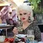 Gloria Hole, schillerndste Grazer Society Lady, bringt einen Drag Brunch ins Operncafé