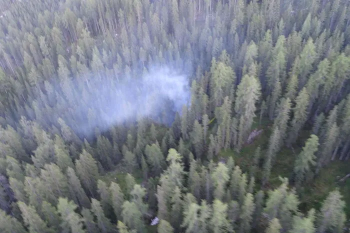 Nach ersten Einschätzungen hatte sich das Feuer auf 50 bis 100 Quadratmeter ausgebreitet. Neuerlich wurden zwei Hubschrauber beigezogen.