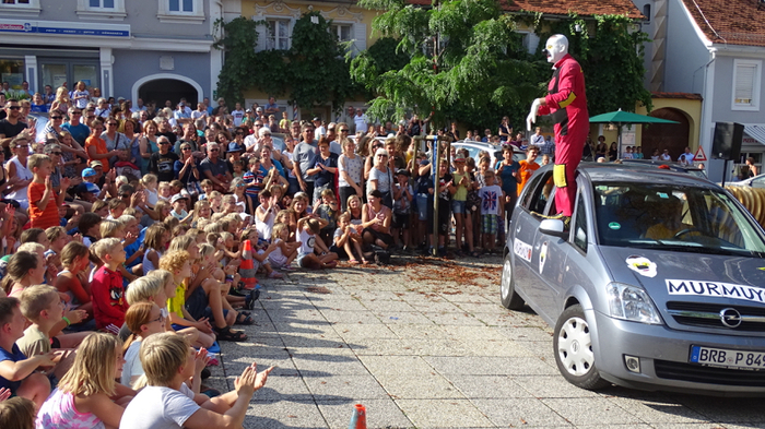 Nach Weiz strömten wieder Tausende Besucher, um die außergewöhlichen Kunstaktionen von La Strada am Dienstag mit zuerleben.