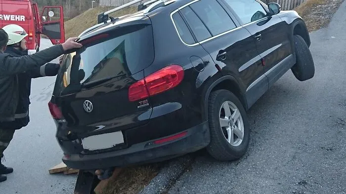 Beinahe hätte sich das Auto überschlagen 