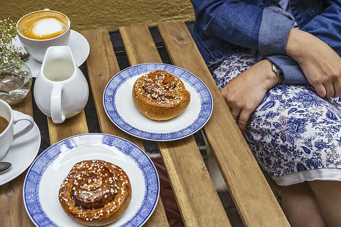 Fika. Zur typischen schwedischen Kaffeepause Fika gehören Zimtschnecken (Kanelbullar) und im Advent Safrangebäck dazu. Die besten Orte: das klassische Café Vetekatten (Kungsgatan 55, Norrmalm), das hinreißende Cafe Rosendal (Rosendalsterrassen 12, Djurgården) oder das hippe Kaffe (St. Paulsgatan 17, Södermalm).