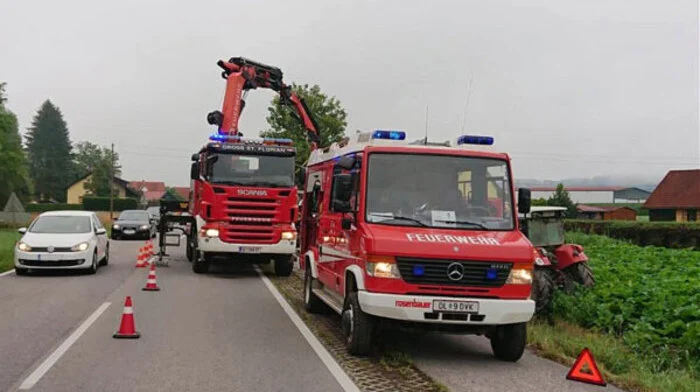 Ein Pkw kollidierte auf der L 601 mit einem weiteren Pkw und mit dem Traktor, den der Lenker überholen wollte.