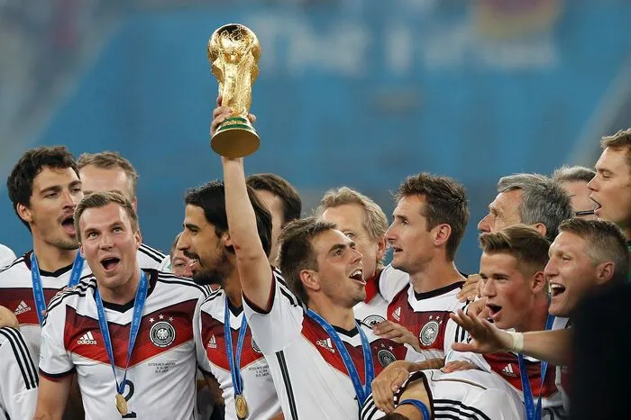 Seine Karriere als Nationalspieler hat der 1,70 Meter große Fußballer schon nach dem Weltmeistertitel 2014 in Brasilien beendet. 113 Mal trug Lahm das Trikot des DFB-Nationalteams.