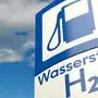 Wasserstoff, H2, Tankstelle, Schild, tanken, Technologie, Zukunft, Wort, Symbol, Zeichen, Auto, Treibstoff, Brennstoff, Mobilität, Investitionen, Herstellung, Forschung, subventioniert, Wasserstofftankstelle, Nachhaltigkeit, Autos, Umwelt, alternative, Umweltschutz, nachhaltig, blau, Power, Emission, Verbrauch, Verkehr, Transport, Himmel, Gas, Banner, Header, Headline,  Textfreiraum, Wolken, Panorama, Werbung, copyspace