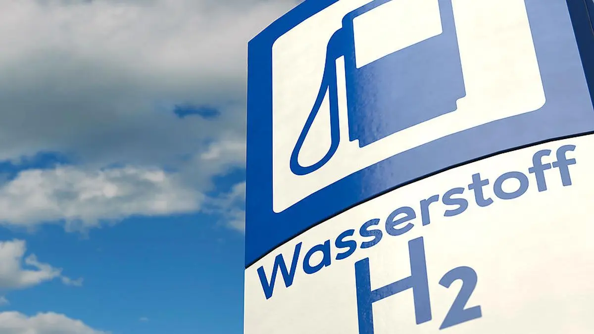 Wasserstoff, H2, Tankstelle, Schild, tanken, Technologie, Zukunft, Wort, Symbol, Zeichen, Auto, Treibstoff, Brennstoff, Mobilität, Investitionen, Herstellung, Forschung, subventioniert, Wasserstofftankstelle, Nachhaltigkeit, Autos, Umwelt, alternative, Umweltschutz, nachhaltig, blau, Power, Emission, Verbrauch, Verkehr, Transport, Himmel, Gas, Banner, Header, Headline,  Textfreiraum, Wolken, Panorama, Werbung, copyspace
