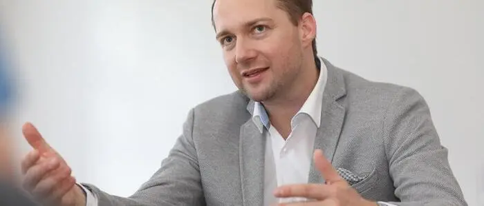 Rainer Will, Geschäftsführer des Handelsverbands, hat wieder ein Buch herausgebracht: „Denk für mich“, so der Titel. „Der Tag, an dem die Menschheit aufhörte, verstehen zu müssen“, der Untertitel.