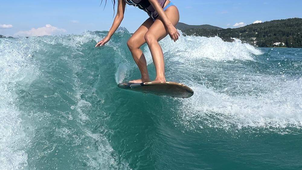 Nicole Scherzinger surfte minutenlang hinter dem Boot her und das ohne Leine