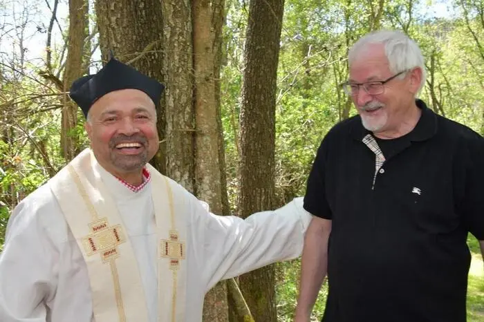 Die Segnung nahmen Dechant Lawrence Pinto und Vikar Johann Auer vor.