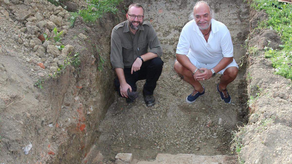 Georg Tiefengraber und Johann Köhldorfer vor einem Kanalstrang