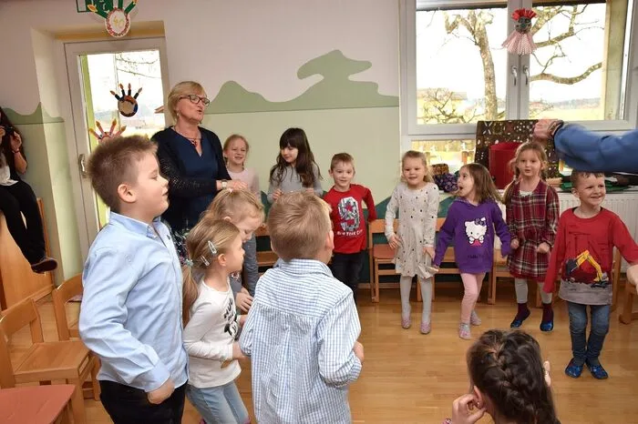 Als „zweite Heimat neben dem Zuhause“, bezeichnete Pfarrer Wolfgang Koschat diese Kinderbetreuung. Altbürgermeister Josef Pratter schätzte, dass 900 bis 1000 Kinder den Kindergarten bisher besucht hätten. 
