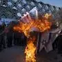 News Bilder des Tages Iran: Protest gathering against Israeli attack to Gaza a group of Iranian burn the U.S. and israel flag during a protest gathering against the Israeli missile attack on Gaza and killing of children, in east of Tehran. Tehran Iran Copyright: SobhanxFarajvan