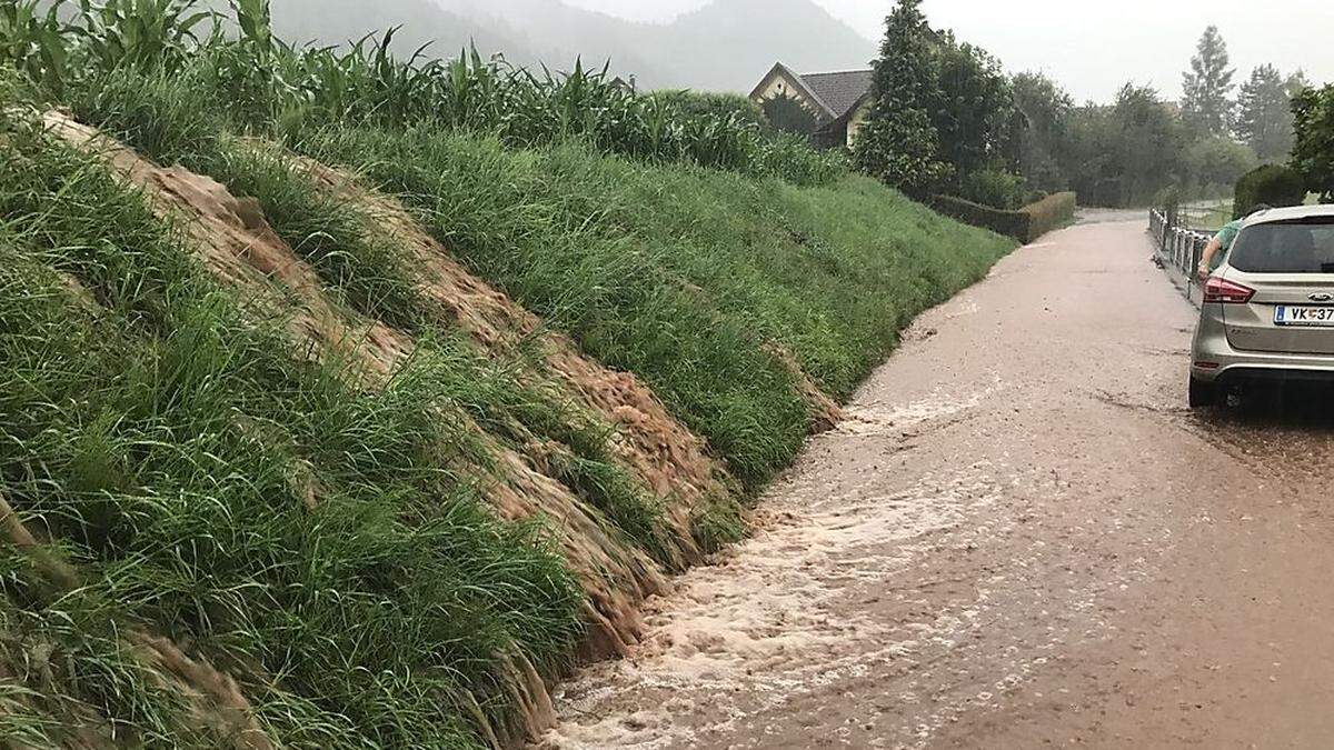 Gleich drei Mal wurden die Straßen in Poppendorf überspült