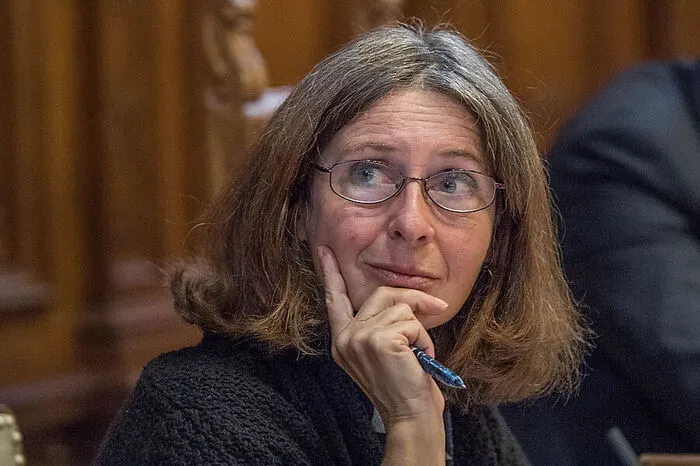 Auch im Jahr zwei wird klar: Der Verkehr ist nicht ihr Leibthema. Die Strategie von Schwarz-Blau ist damit aufgegangen, die bisher unangreifbare Elke Kahr stolpern zu lassen (Zaun-Posse beim Kaiser-Josef-Platz, asphaltierte Grünfläche bei der Oper). Eigene große Pläne fehlen, beim Straßenbahnausbau braucht sie das Einvernehmen mit Bürgermeister Nagl – das dieser sehr politstrategisch gewährt. Trotzdem geht sie unverdrossen ihren Weg und hört sich Woche für Woche die Nöte der Bürger persönlich an.Note: 3,5
