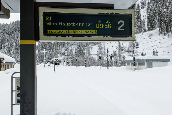 Straßen und Bahnstrecken bleiben geschlossen. Ab Dienstag sollte sich die Lage in den Alpen langsam wieder entspannen, wie etwa im Raum Zermatt und stellenweise in Vorarlberg und Tirol.
