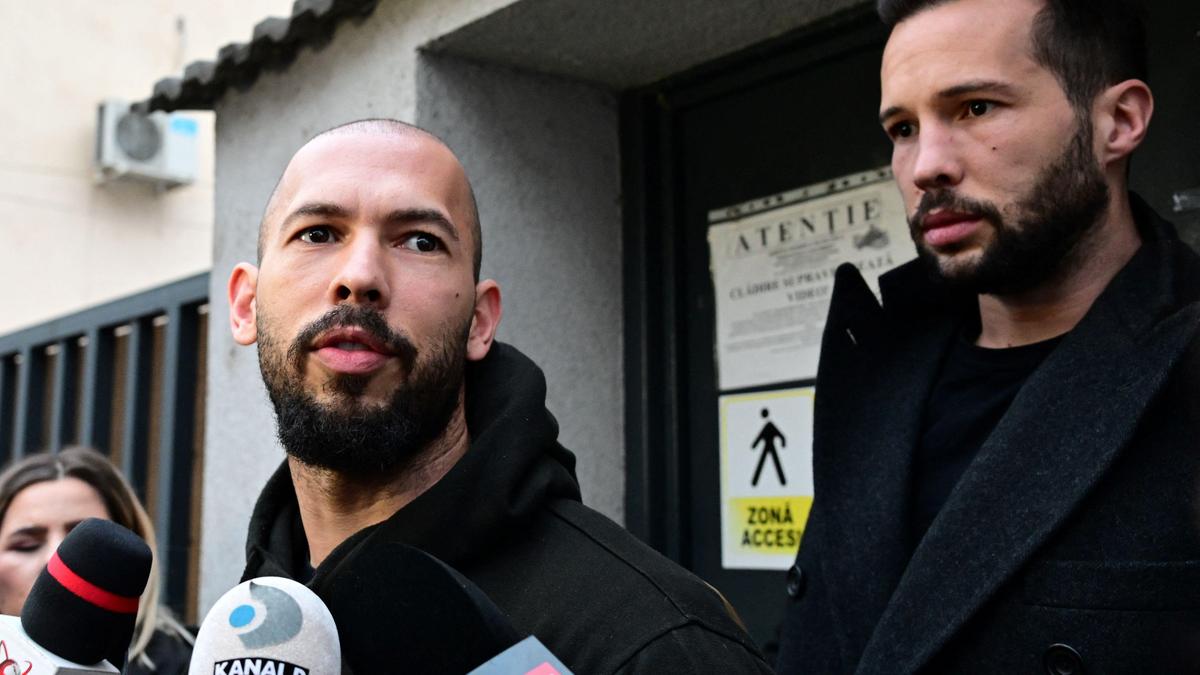 Andrew Tate (L) und Bruder Tristan Tate (R) nach ihrer Haftentlassung in Bukarest im März 2024