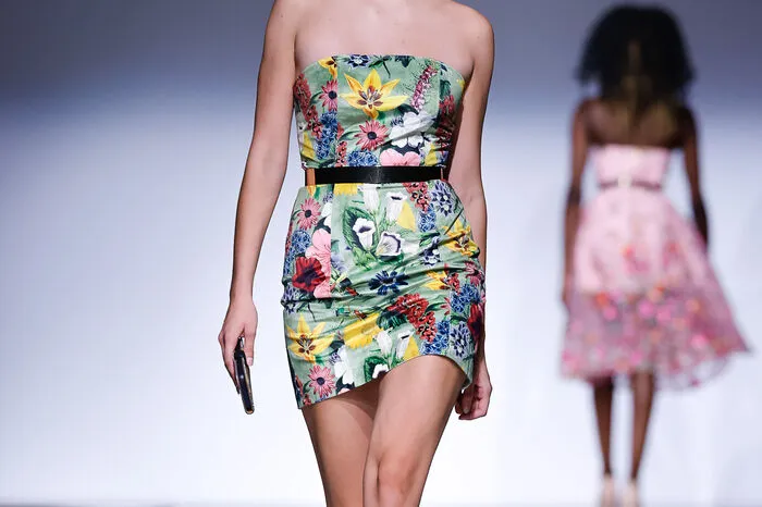 Klicken Sie sich durch die besten Fotos der Fashion Show von Manuel Essl Design!