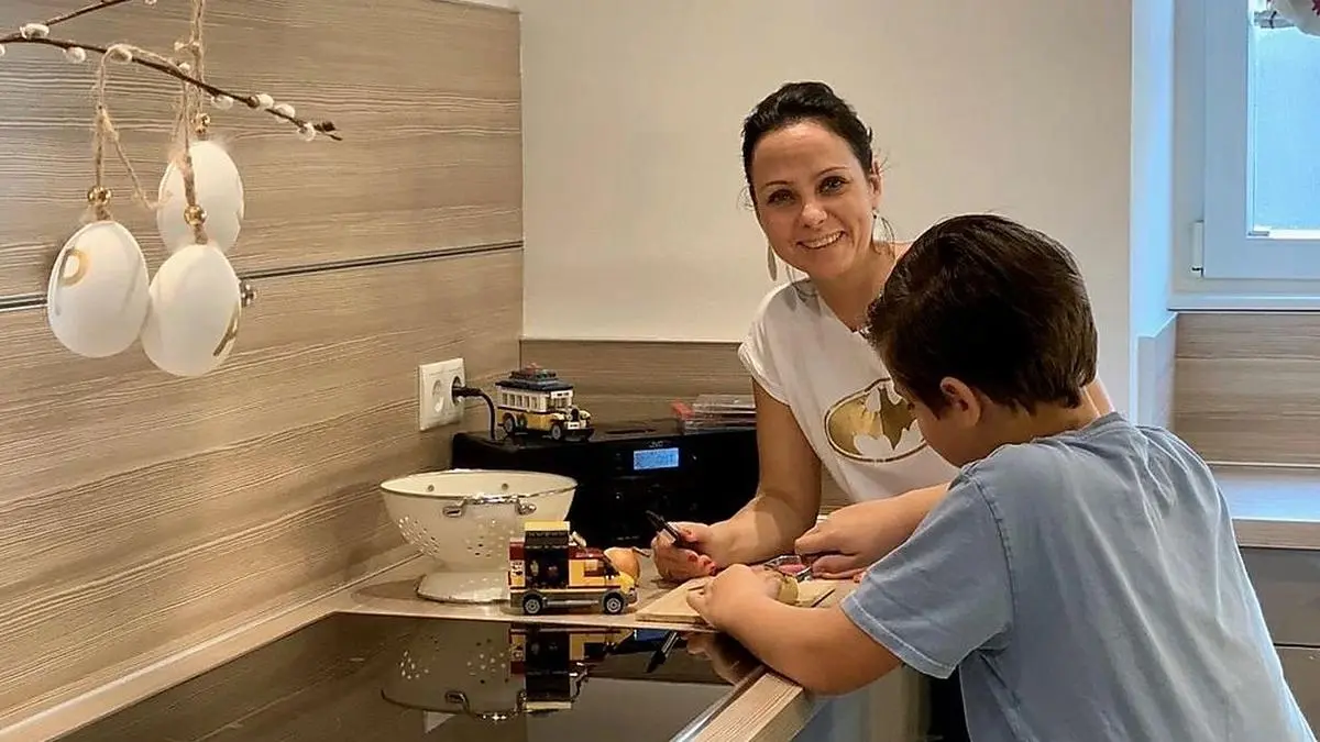 Gloria Kosta und ihr Sohn haben viel Freude beim gemeinsamen Kochen. 