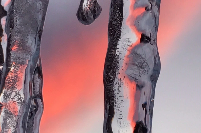 Einen Eiszapfen in der Abendsonne hat Elisabeth Gruber aus Kobenz fotografiert.