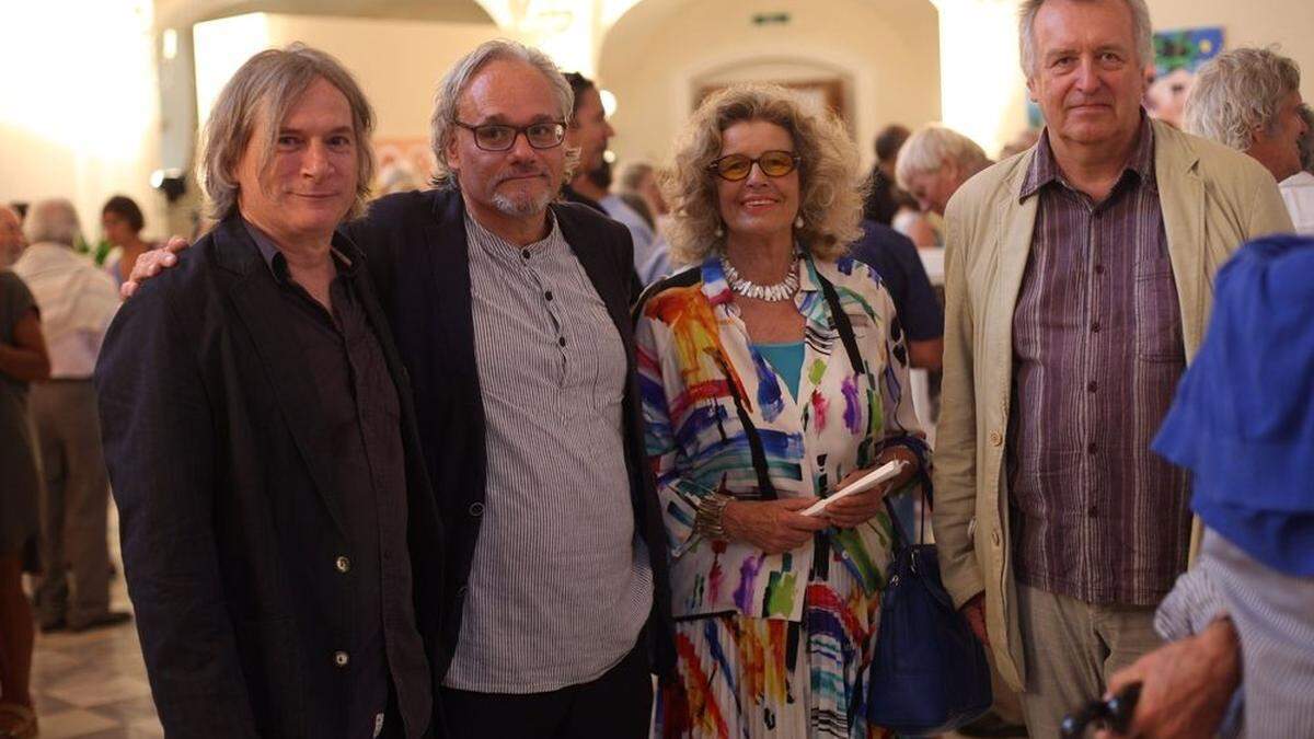 Wolfgang Pavlik, Elisabeth Larcher und Andy Chicken bei der Vernissage: Sie gratulierten Michael Hedwig (links) zum 60er