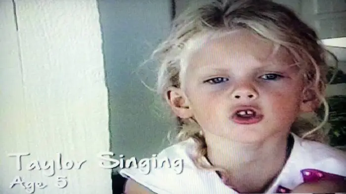 Für Taylor Swift begann alles sehr früh, bereits im Kindesalter liebte sie das Singen.