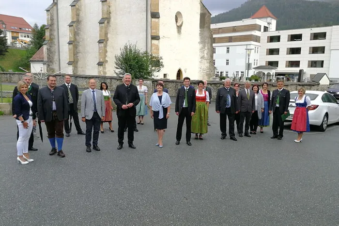 Die Gemeinderäte von Murau mit der ersten Landtagspräsidentin Manuela Khom und Bezirkshauptmann Florian Waldner.