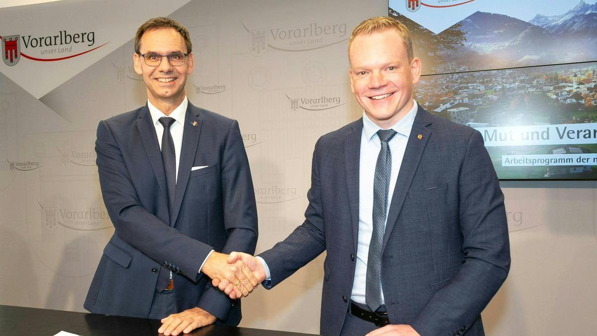 Hand drauf: Markus Wallner, ÖVP, mit Neo-Partner Christof Bitschi, FPÖ (r.)