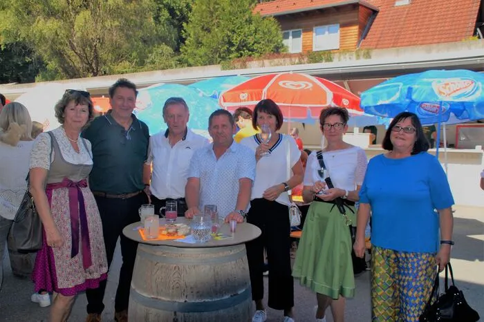 Hunderte Freunde der Blasmusik feierten und unterhielten sich am Vorplatz der Oststeirerhalle Pischelsdorf. Natürlich war auch für das leibliche Wohl gesorgt: So gab es neben Sturm und Kastanien auch die Möglichkeit die Grillspezialitäten zu konsumieren.