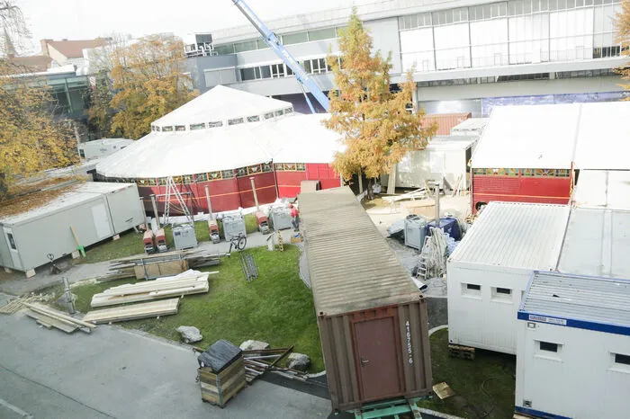 Vom ersten Spatenstich bis zum Premierenabend vergehen rund 8.400 Arbeitsstunden, in denen unter anderem 50 Container für Garderoben, Maske, Büro, eine komplett eingerichtete Großküche, Kühlräume, Toiletten und Lagerräume aufgestellt werden.